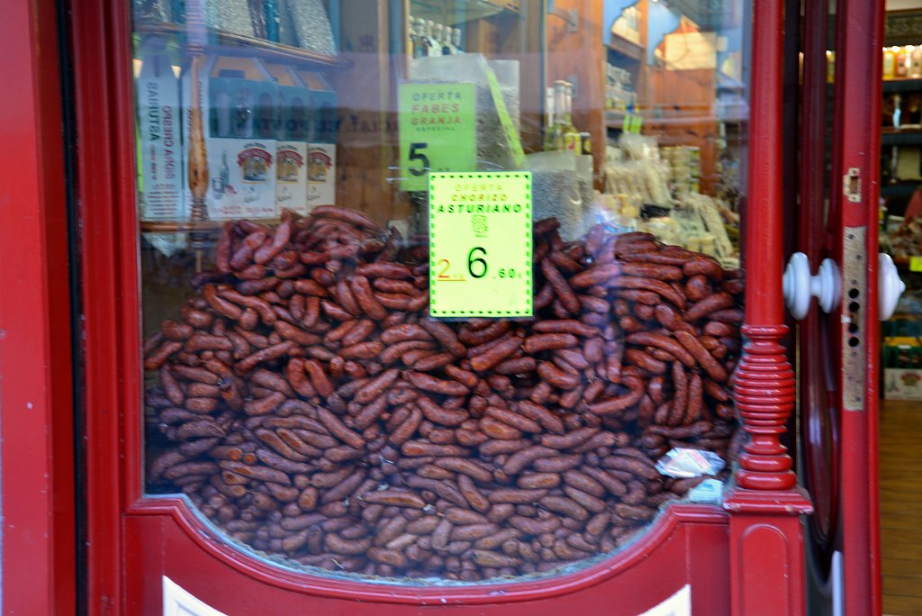 50 Oviedo, negozio di chorizos asturiani.JPG